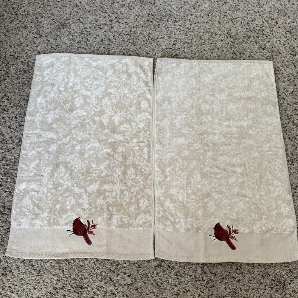 ST Nicholas Square 2 hand Towels 26x16 with Cardinals Textured Cotton‎